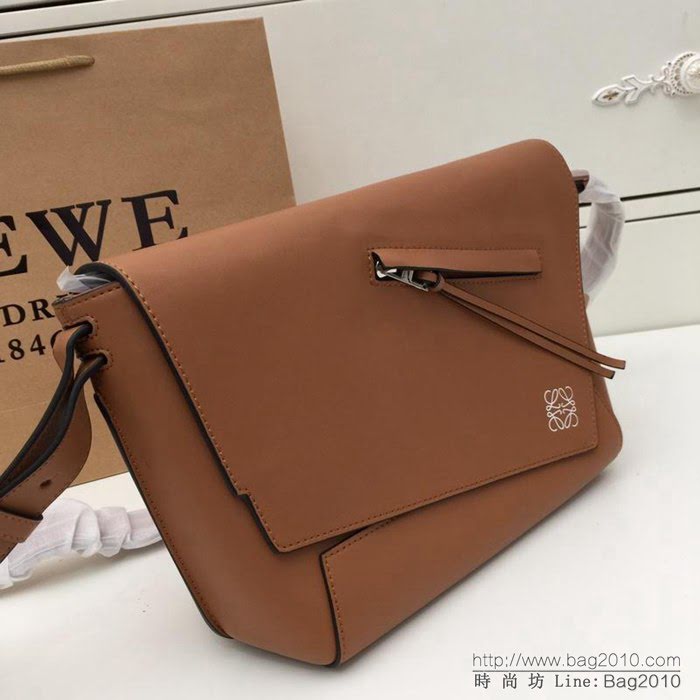 LOEWE羅意威 專櫃同步 經典百搭 明星同款 Military Messenger 信使包 0169 男女同款  jdl1025